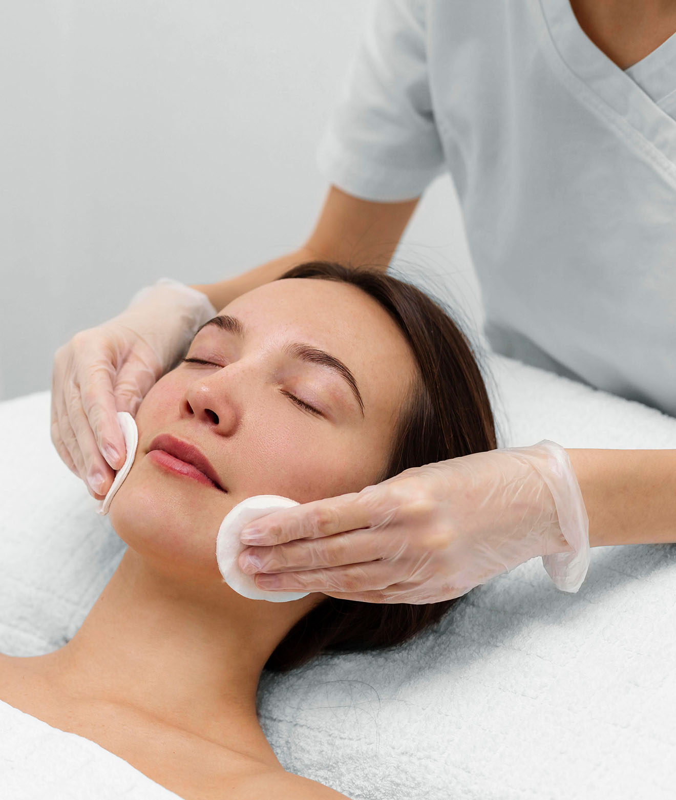 beautician with female client